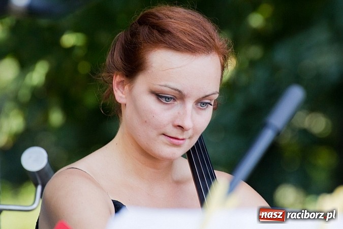 Zdjęcie w galerii na portalu naszraciborz.pl: Damski Kwartet Wiolonczelowy zagrał w muszelce wiadomości z regionu