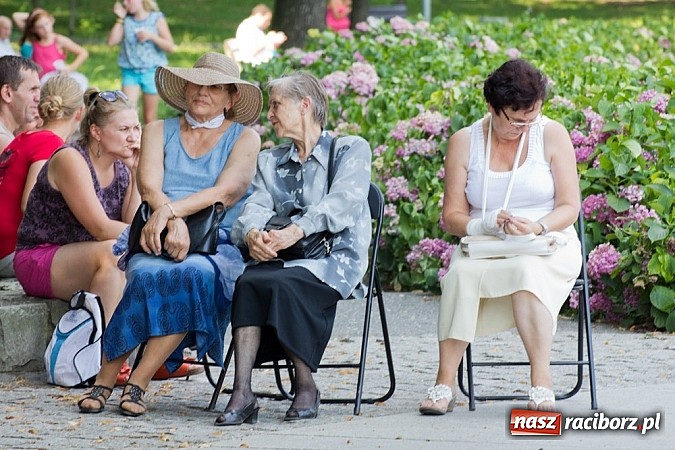 Zdjęcie w galerii na portalu naszraciborz.pl: Damski Kwartet Wiolonczelowy zagrał w muszelce wiadomości z regionu