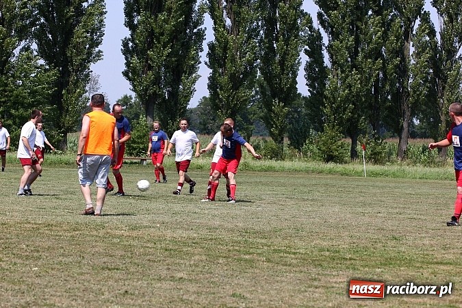 Zdjęcie w galerii na portalu naszraciborz.pl: Zjazd Wojnowiczan: Mecz LZS kontra reszta Wojnowic zakończony remisem wiadomości z regionu