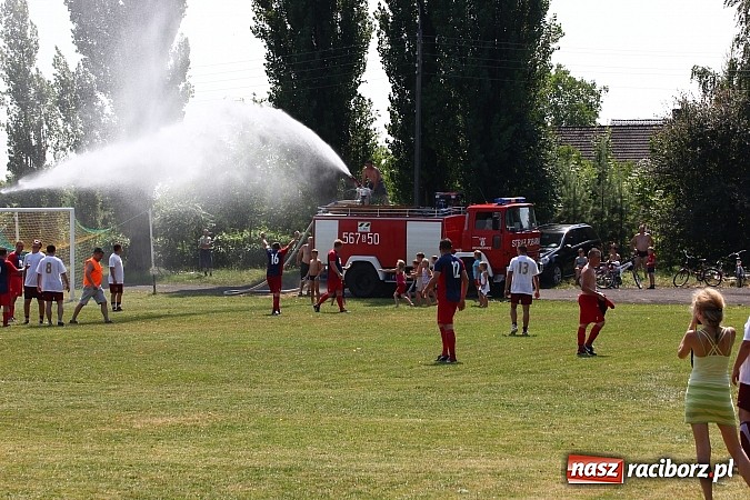 Zdjęcie w galerii na portalu naszraciborz.pl: Zjazd Wojnowiczan: Mecz LZS kontra reszta Wojnowic zakończony remisem wiadomości z regionu