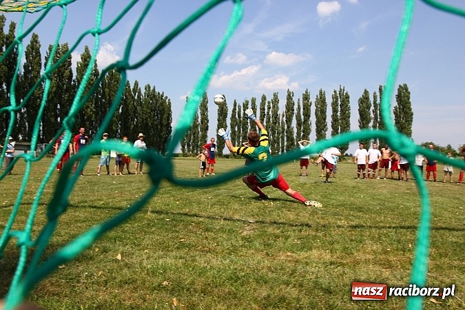 Zdjęcie w galerii na portalu naszraciborz.pl: Zjazd Wojnowiczan: Mecz LZS kontra reszta Wojnowic zakończony remisem wiadomości z regionu
