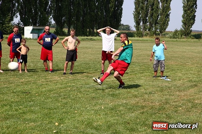 Zdjęcie w galerii na portalu naszraciborz.pl: Zjazd Wojnowiczan: Mecz LZS kontra reszta Wojnowic zakończony remisem wiadomości z regionu