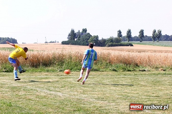 Zdjęcie w galerii na portalu naszraciborz.pl: Rozegrali mecz ku pamięci zmarłego kolegi wiadomości z regionu