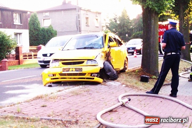 Zdjęcie w galerii na portalu naszraciborz.pl: Wypadek w Chałupkach. 23-latek trafił do szpitala wiadomości z regionu