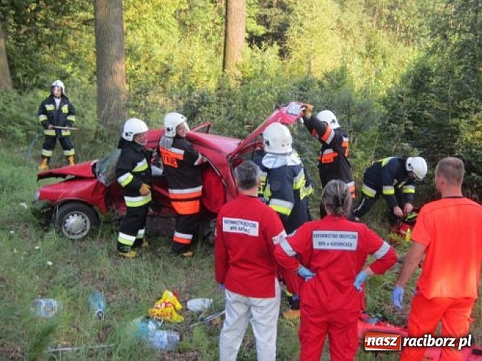 Zdjęcie w galerii na portalu naszraciborz.pl: Tragiczny wypadek przy źródełku Hugon na trasie Racibórz-Gliwice. Dwie kobiety nie żyją! wiadomości z regionu