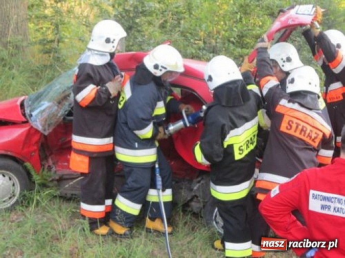 Zdjęcie w galerii na portalu naszraciborz.pl: Tragiczny wypadek przy źródełku Hugon na trasie Racibórz-Gliwice. Dwie kobiety nie żyją! wiadomości z regionu