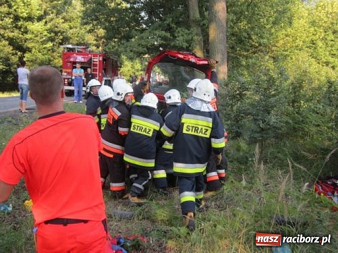 Zdjęcie w galerii na portalu naszraciborz.pl: Tragiczny wypadek przy źródełku Hugon na trasie Racibórz-Gliwice. Dwie kobiety nie żyją! wiadomości z regionu