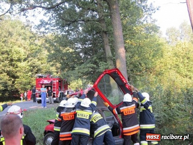 Zdjęcie w galerii na portalu naszraciborz.pl: Tragiczny wypadek przy źródełku Hugon na trasie Racibórz-Gliwice. Dwie kobiety nie żyją! wiadomości z regionu