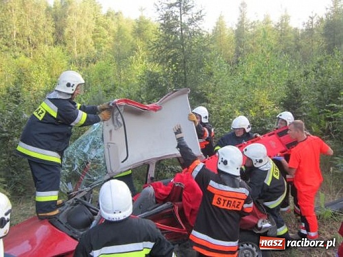 Zdjęcie w galerii na portalu naszraciborz.pl: Tragiczny wypadek przy źródełku Hugon na trasie Racibórz-Gliwice. Dwie kobiety nie żyją! wiadomości z regionu