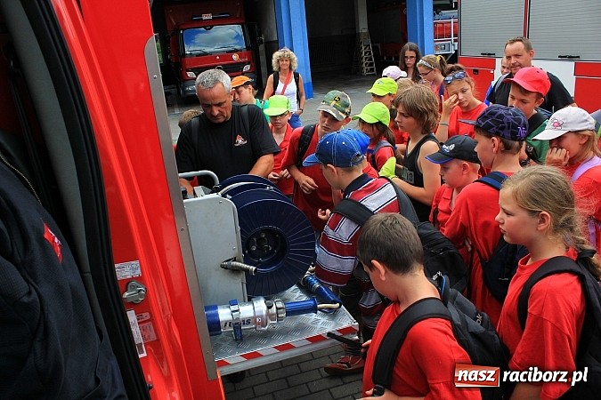 Zdjęcie w galerii na portalu naszraciborz.pl: Młodzi strażacy zagościli w raciborskiej straży wiadomości z regionu