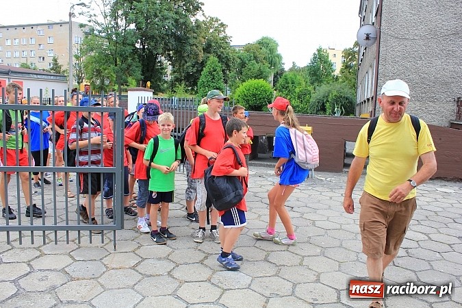 Zdjęcie w galerii na portalu naszraciborz.pl: Młodzi strażacy zagościli w raciborskiej straży wiadomości z regionu