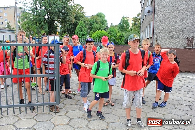 Zdjęcie w galerii na portalu naszraciborz.pl: Młodzi strażacy zagościli w raciborskiej straży wiadomości z regionu