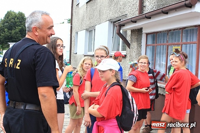 Zdjęcie w galerii na portalu naszraciborz.pl: Młodzi strażacy zagościli w raciborskiej straży wiadomości z regionu