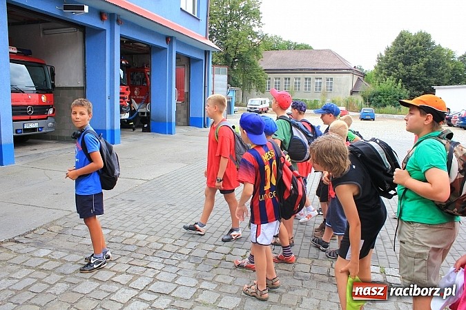 Zdjęcie w galerii na portalu naszraciborz.pl: Młodzi strażacy zagościli w raciborskiej straży wiadomości z regionu