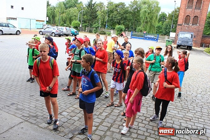 Zdjęcie w galerii na portalu naszraciborz.pl: Młodzi strażacy zagościli w raciborskiej straży wiadomości z regionu