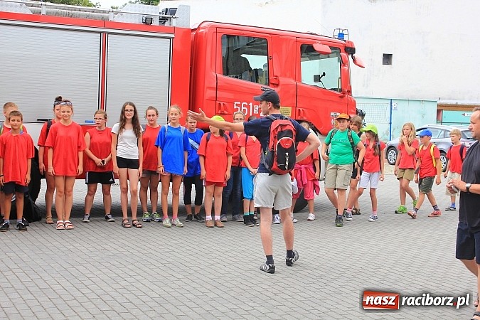 Zdjęcie w galerii na portalu naszraciborz.pl: Młodzi strażacy zagościli w raciborskiej straży wiadomości z regionu