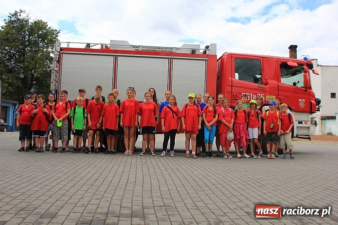 Zdjęcie w galerii na portalu naszraciborz.pl: Młodzi strażacy zagościli w raciborskiej straży wiadomości z regionu