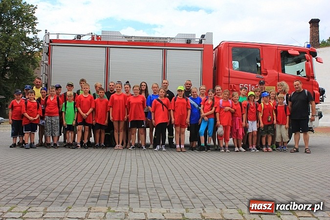 Zdjęcie w galerii na portalu naszraciborz.pl: Młodzi strażacy zagościli w raciborskiej straży wiadomości z regionu