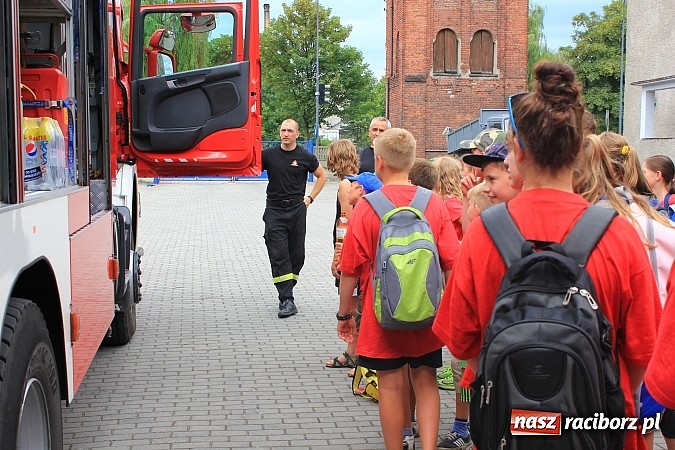 Zdjęcie w galerii na portalu naszraciborz.pl: Młodzi strażacy zagościli w raciborskiej straży wiadomości z regionu