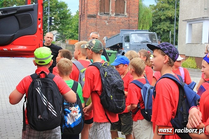 Zdjęcie w galerii na portalu naszraciborz.pl: Młodzi strażacy zagościli w raciborskiej straży wiadomości z regionu