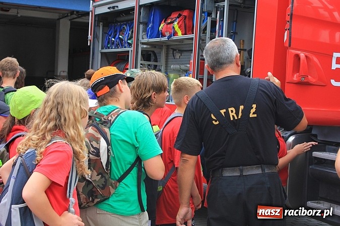 Zdjęcie w galerii na portalu naszraciborz.pl: Młodzi strażacy zagościli w raciborskiej straży wiadomości z regionu