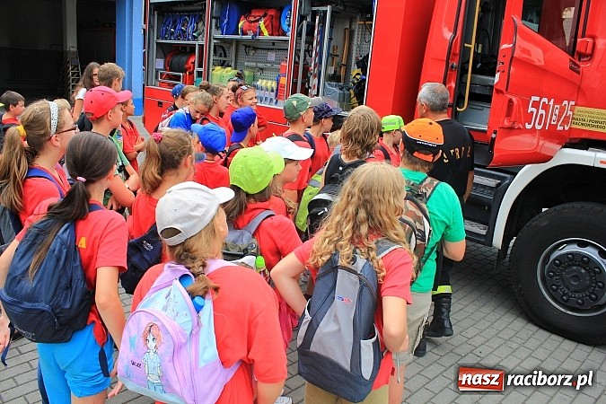 Zdjęcie w galerii na portalu naszraciborz.pl: Młodzi strażacy zagościli w raciborskiej straży wiadomości z regionu