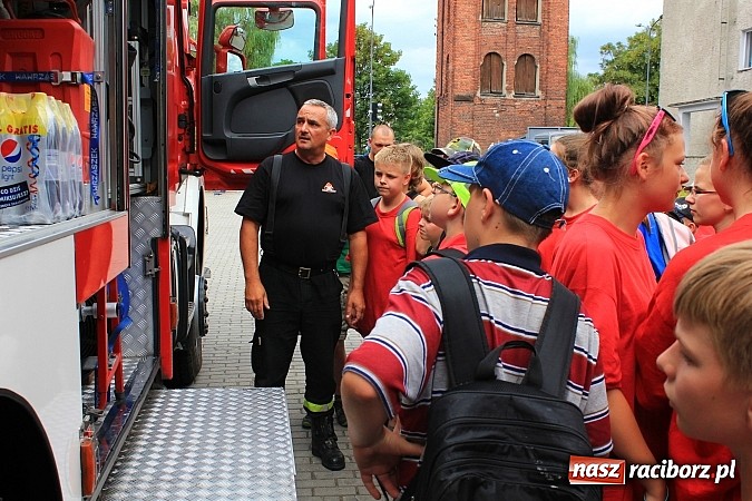 Zdjęcie w galerii na portalu naszraciborz.pl: Młodzi strażacy zagościli w raciborskiej straży wiadomości z regionu