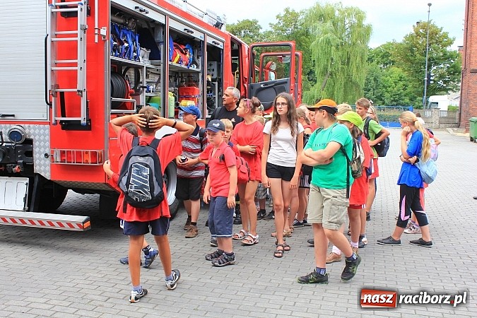 Zdjęcie w galerii na portalu naszraciborz.pl: Młodzi strażacy zagościli w raciborskiej straży wiadomości z regionu