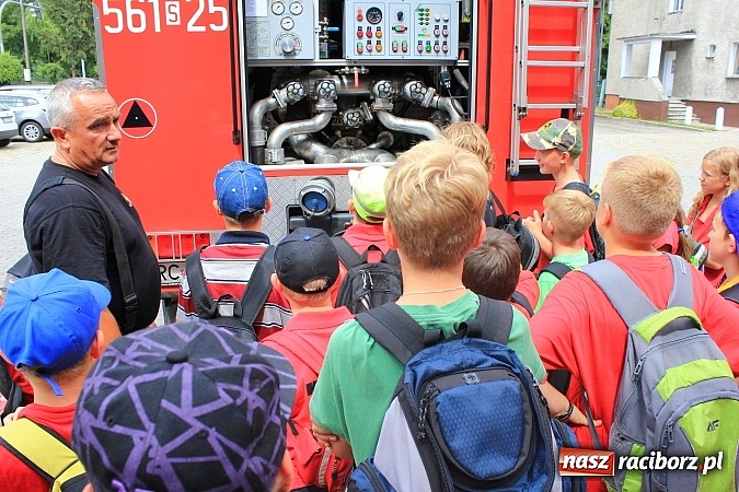 Zdjęcie w galerii na portalu naszraciborz.pl: Młodzi strażacy zagościli w raciborskiej straży wiadomości z regionu