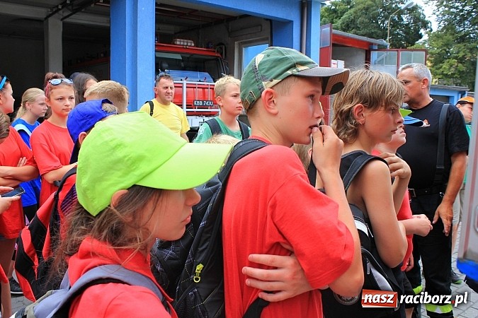 Zdjęcie w galerii na portalu naszraciborz.pl: Młodzi strażacy zagościli w raciborskiej straży wiadomości z regionu