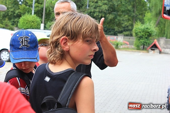 Zdjęcie w galerii na portalu naszraciborz.pl: Młodzi strażacy zagościli w raciborskiej straży wiadomości z regionu