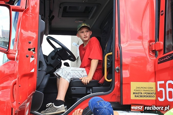 Zdjęcie w galerii na portalu naszraciborz.pl: Młodzi strażacy zagościli w raciborskiej straży wiadomości z regionu