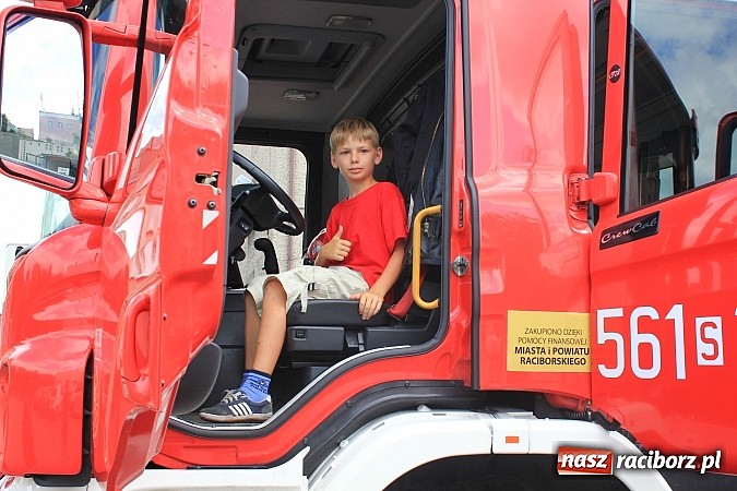 Zdjęcie w galerii na portalu naszraciborz.pl: Młodzi strażacy zagościli w raciborskiej straży wiadomości z regionu