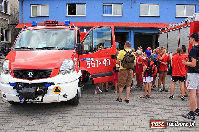 Zdjęcie w galerii na portalu naszraciborz.pl: Młodzi strażacy zagościli w raciborskiej straży wiadomości z regionu