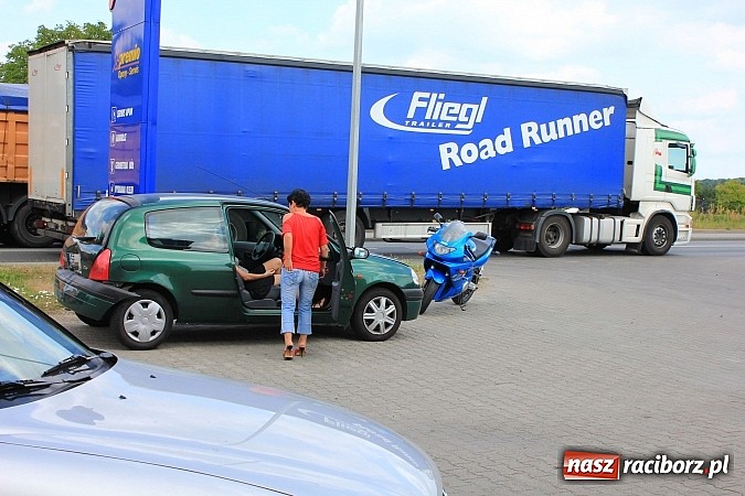 Zdjęcie w galerii na portalu naszraciborz.pl: Poważna kolizja na Rybnickiej. Zderzyły się trzy samochody i motocykl wiadomości z regionu