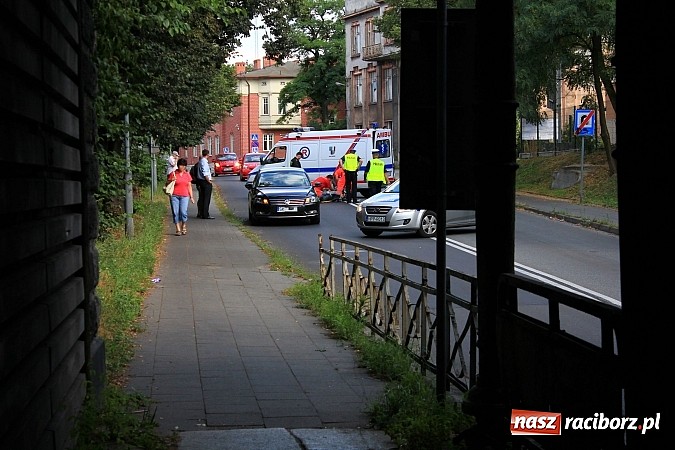 Zdjęcie w galerii na portalu naszraciborz.pl: Wypadek na Piaskowej w Raciborzu. 27-letni motocyklista trafił do szpitala wiadomości z regionu