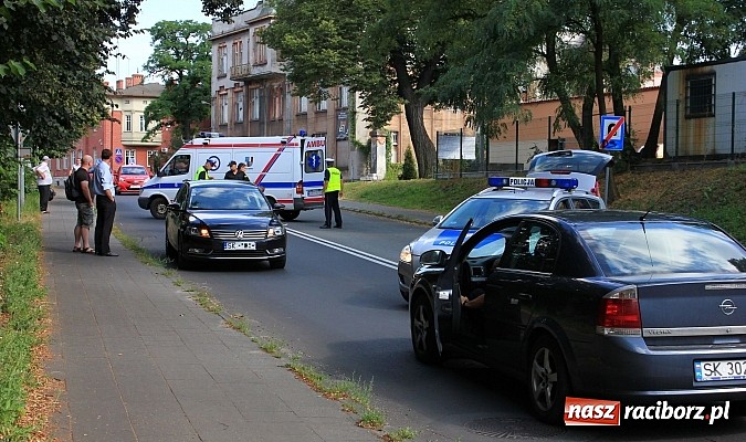 Zdjęcie w galerii na portalu naszraciborz.pl: Wypadek na Piaskowej w Raciborzu. 27-letni motocyklista trafił do szpitala wiadomości z regionu