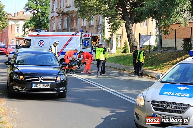 Zdjęcie w galerii na portalu naszraciborz.pl: Wypadek na Piaskowej w Raciborzu. 27-letni motocyklista trafił do szpitala wiadomości z regionu