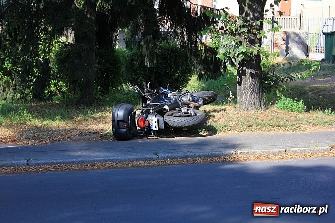 Zdjęcie w galerii na portalu naszraciborz.pl: Wypadek na Piaskowej w Raciborzu. 27-letni motocyklista trafił do szpitala wiadomości z regionu