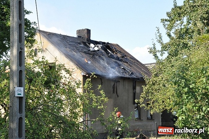 Zdjęcie w galerii na portalu naszraciborz.pl: Na Rakowcu spłonął dach domu wiadomości z regionu