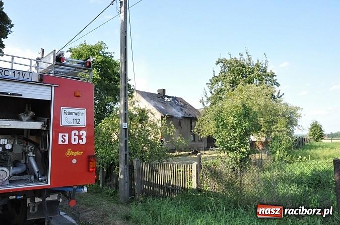 Zdjęcie w galerii na portalu naszraciborz.pl: Na Rakowcu spłonął dach domu wiadomości z regionu