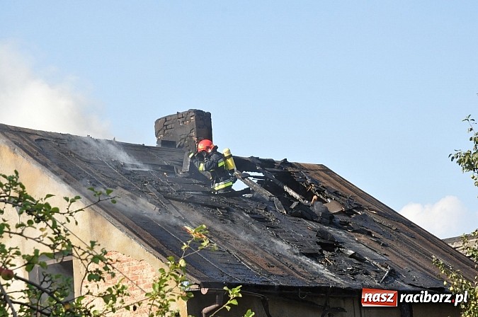 Zdjęcie w galerii na portalu naszraciborz.pl: Na Rakowcu spłonął dach domu wiadomości z regionu