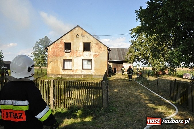 Zdjęcie w galerii na portalu naszraciborz.pl: Na Rakowcu spłonął dach domu wiadomości z regionu