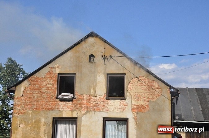 Zdjęcie w galerii na portalu naszraciborz.pl: Na Rakowcu spłonął dach domu wiadomości z regionu