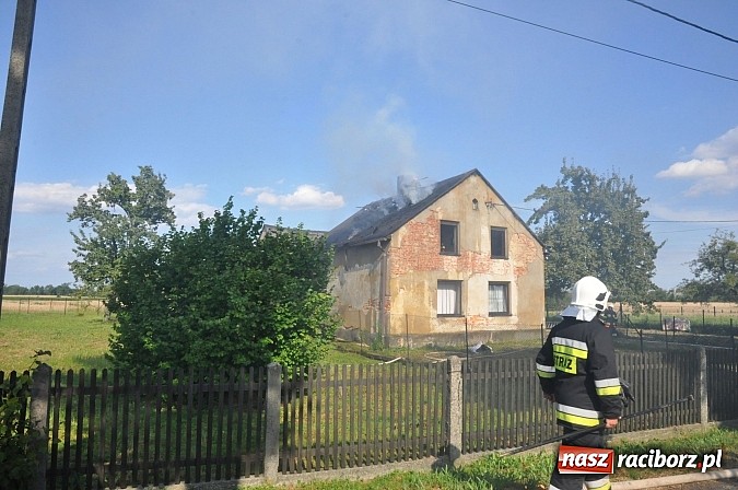 Zdjęcie w galerii na portalu naszraciborz.pl: Na Rakowcu spłonął dach domu wiadomości z regionu