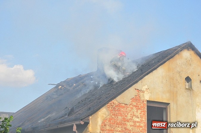 Zdjęcie w galerii na portalu naszraciborz.pl: Na Rakowcu spłonął dach domu wiadomości z regionu