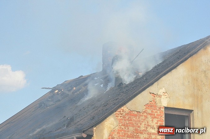 Zdjęcie w galerii na portalu naszraciborz.pl: Na Rakowcu spłonął dach domu wiadomości z regionu
