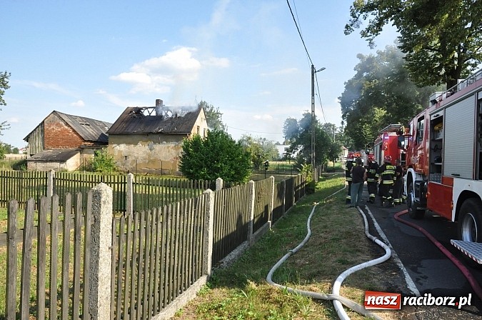 Zdjęcie w galerii na portalu naszraciborz.pl: Na Rakowcu spłonął dach domu wiadomości z regionu