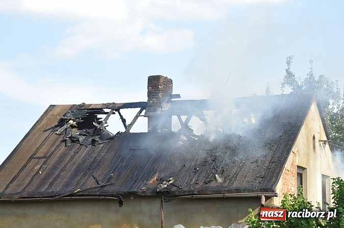 Zdjęcie w galerii na portalu naszraciborz.pl: Na Rakowcu spłonął dach domu wiadomości z regionu
