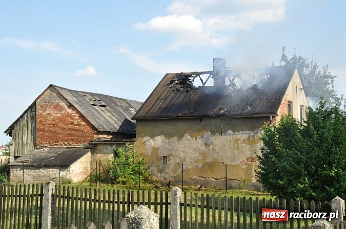 Zdjęcie w galerii na portalu naszraciborz.pl: Na Rakowcu spłonął dach domu wiadomości z regionu